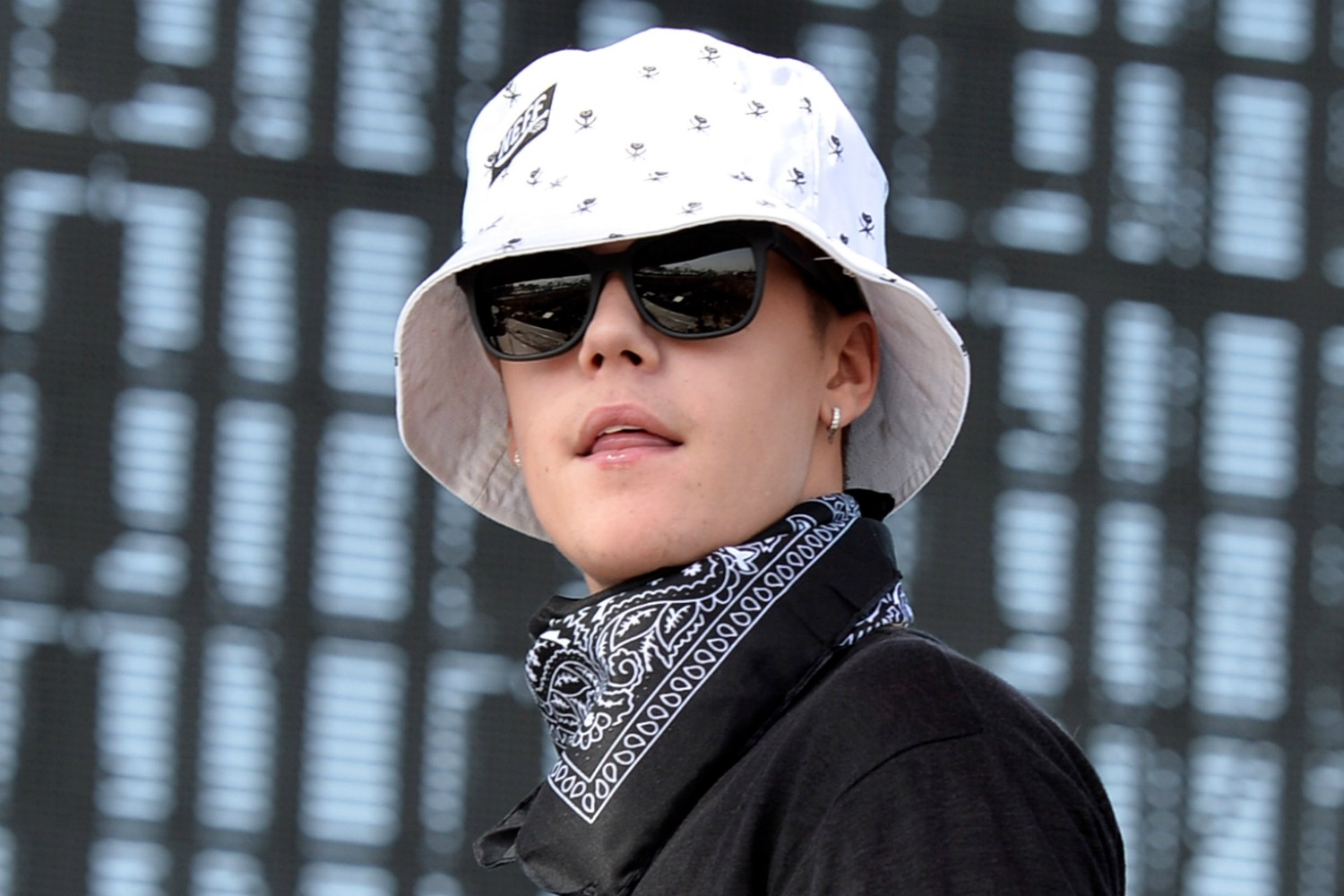 Não só episódios envolvendo arremesso de ovos crus fazem de Justin Bieber um vizinho indesejável. O pessoal do bairro dele em Los Angeles, EUA, também se queixa do volume da música nas festas e dos paparazzi invadindo as ruas. (Foto: Getty Images)