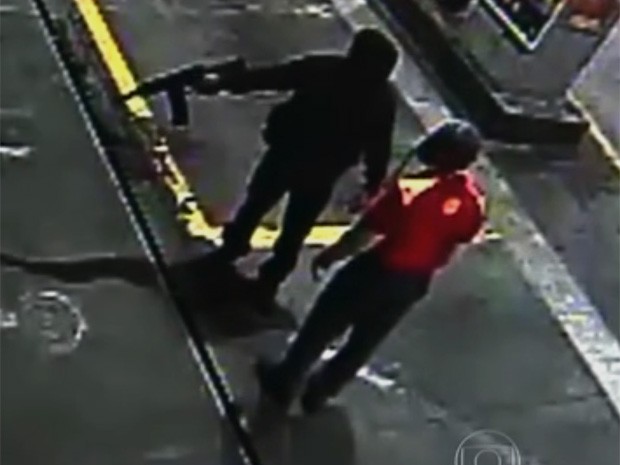 Criminosos rendem funcionários de posto de gasolina (Foto: Reprodução/TV Globo)