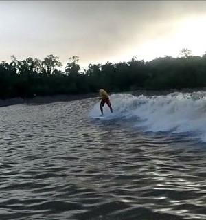 Amapaense ‘redescobre’ a rota do surfe na pororoca, no Amapá (Foto: Stanley Gomes/Arquivo Pessoal)