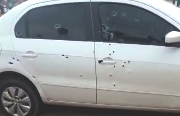 Homem é morto ao ser baleado em carro; polícia calcula cerca de 90 tiros em Goiás (Foto: Reprodução)