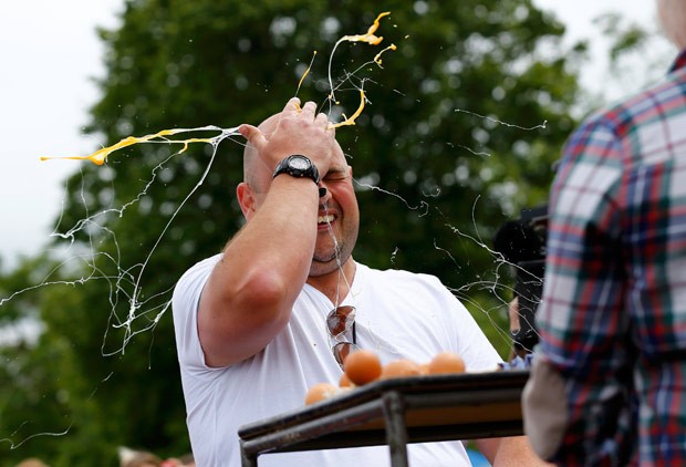 Competidor disputa torneio de 'roleta-russa com ovos' (Foto: Darren Staples/Reuters)