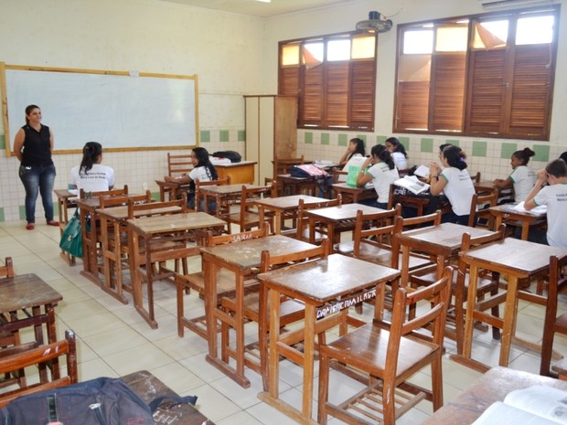 Em escola do município, estudantes com suspeita da doença não estão indo para aula (Foto: Genival Moura/G1)