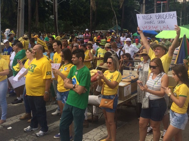 G Manifestantes Fazem Atos Contra E A Favor Do Impeachment Em Goi S