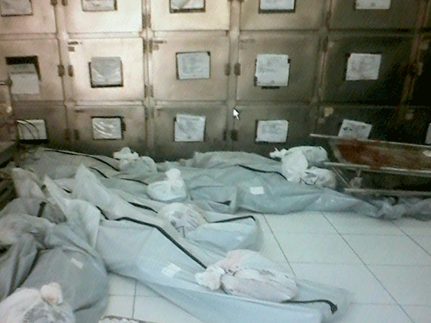 Cadáveres foram colocados em sacos e postos no chão em Natal (Foto: Portal BO/Cedida)