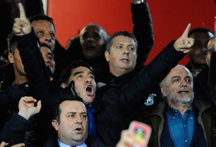 Maradona assiste Roma x Napoli (Foto: AP)