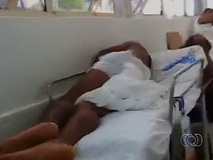 Vídeo mostra pacientes em macas no corredor do Hugo, em Goiânia (Foto: Reprodução/ TV Anhanguera)