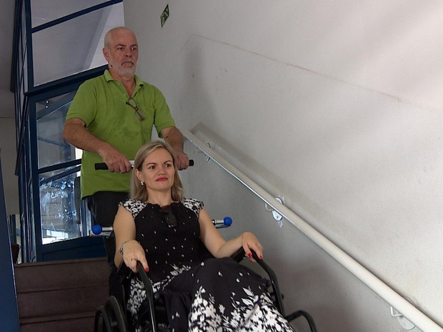 Vereadora Fernanda Garcia (PTB) tem usado carrinho escalador para acessar prédio da Câmara
