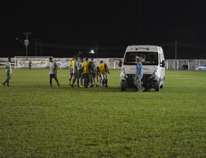 Dodo jogador do Ariquemes foi levado as pressas para o hospital (Foto: Franciele do Vale)