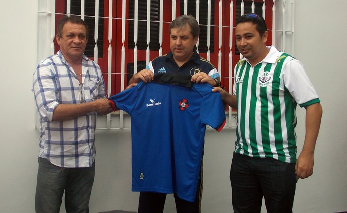 Kleina ganha camisa do Moto (Foto: Bruno Alves) Kleina ganha camisa do Moto (Foto: Bruno Alves)
