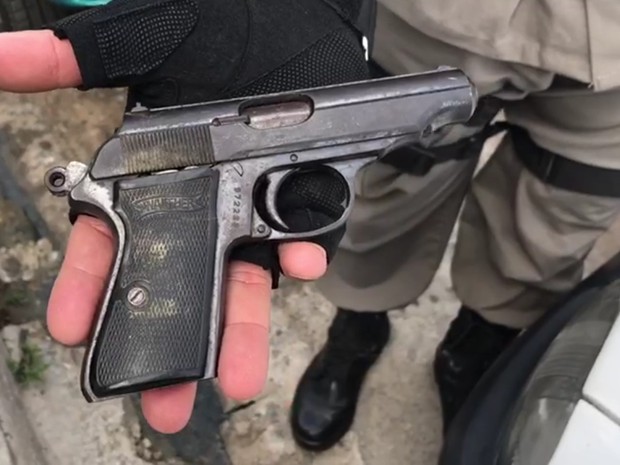 Arma manuseada pelas crianças (Foto: Walter Paparazzo/G1)