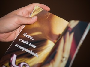 Catálogo com propagandas de serviços traz anúncios de casas de shows adultos (Foto: Érico Andrade/G1) Catálogo com propagandas de serviços traz anúncios de casas de shows adultos (Foto: Érico Andrade/G1)