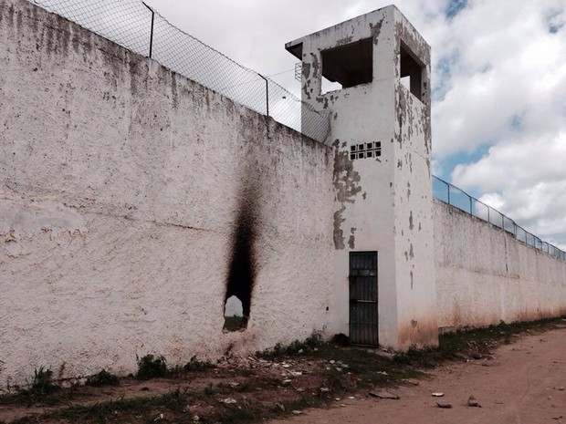Buraco foi feito perto de uma das guaritas. (Foto: Roberta Cólen/G1)