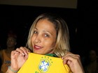 Sem maquiagem e com a camisa do Brasil, Valesca Popozuda ensaia show