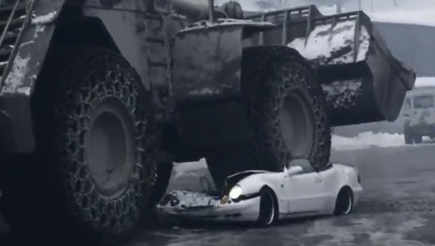 Na semana passada, vídeo causou polêmica ao mostrar retroescavadeira destruindo Mercedes (Foto: Reprodução/YouTube/Allianz24ch)