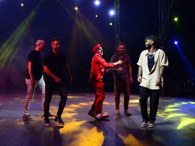 Alex Escobar, Diego Ribas, Pablo Vares e Gabigol em circo (Foto: Webert  Belicio/Victor Chapetta/Agnews)