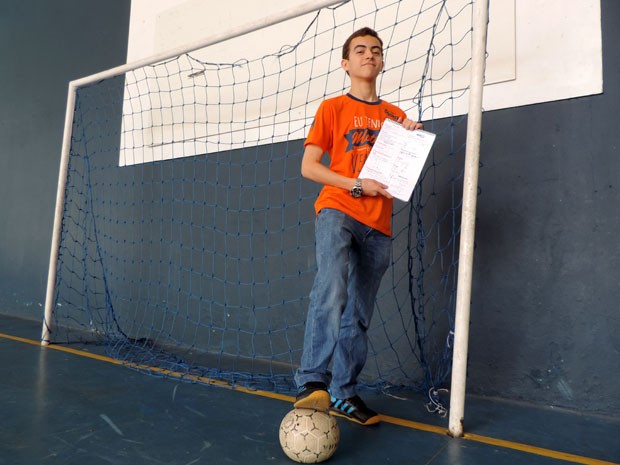 Mesmo estudando muito, Mateus nunca deixou de fazer outras atividades, como jogar futebol. (Foto: Anna Tiago/G1)