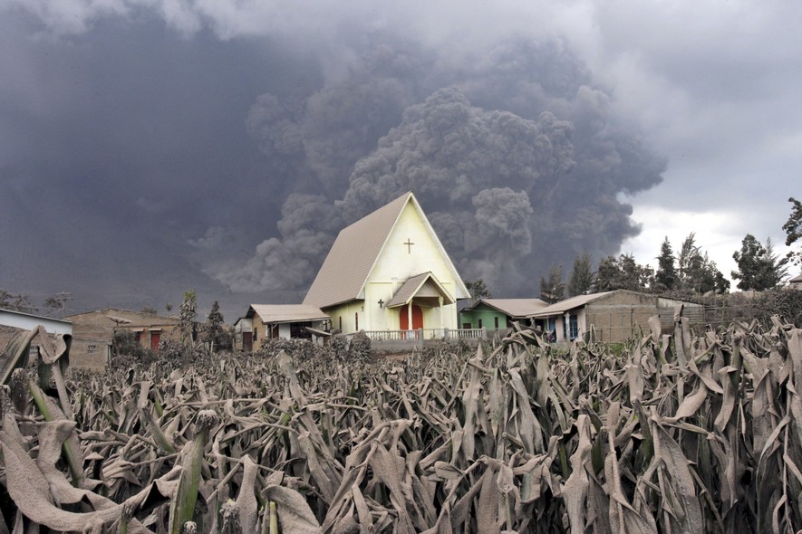 Vulcão entra em erupção em Sumatra, uma das ilhas da Indonésia