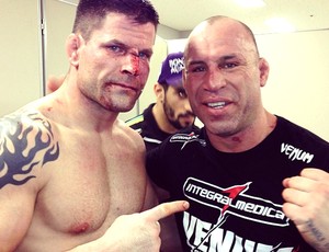 Wanderlei Silva e Brian Stann após luta do UFC (Foto: Reprodução / Twitter)