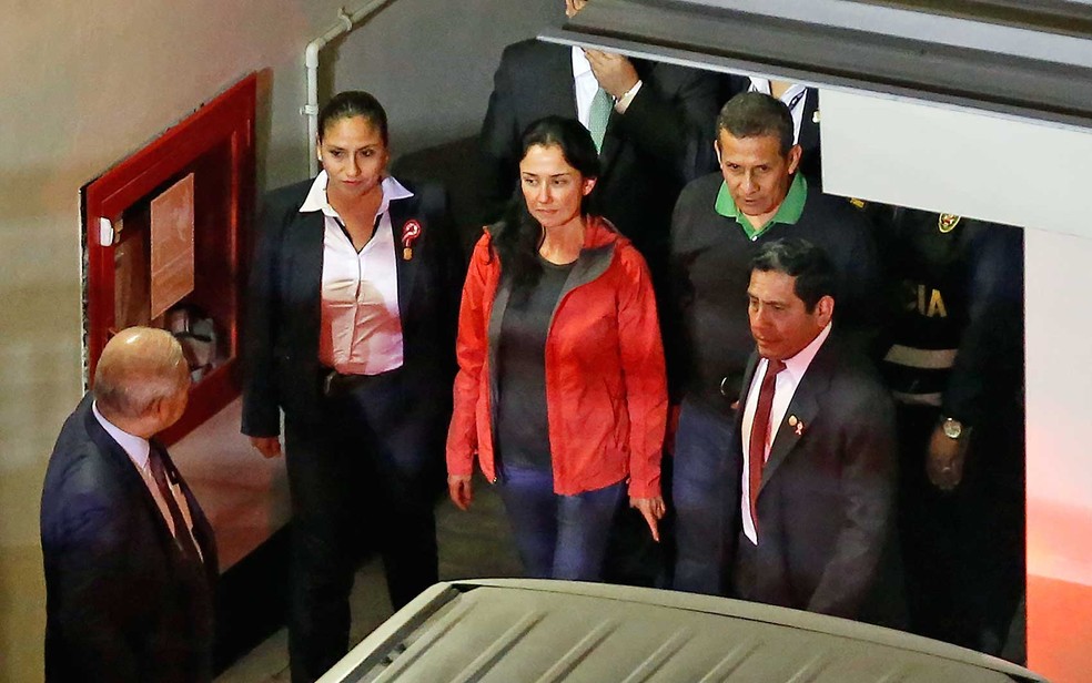 O ex-presidente peruano Ollanta Humala (segundo, à direita) e sua mulher, Nadine Heredia, se entregam em Lima (Foto: Luka Gonzales / AFP Photo)