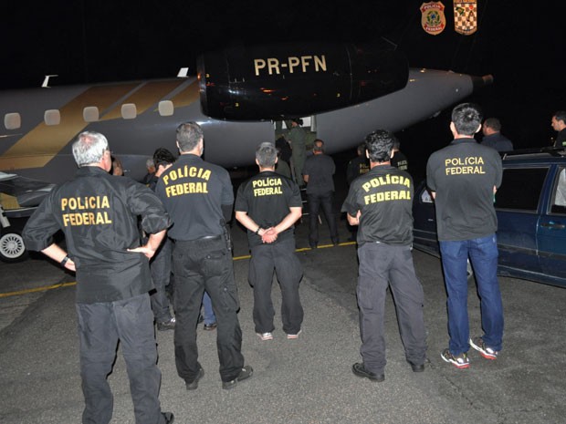 Policiais federais prestam homenagem a escrivão antes do embarque do corpo (Foto: Divulgação/Polícia Federal)