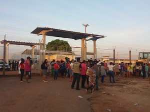 Familiares dos presos que estavam dentro da unidade sairam durante a confusão (Foto: Valéria Oliveira/G1)
