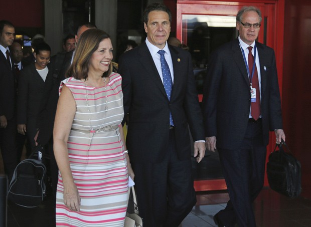 Governador de Nova York Andrew Cuomo (centro) anda ao lado de Josefina Vidal, chefe de assuntos dos EUA do Ministrio das Relaes Exteriores cubano  (Foto: AP Photo/Desmond Boylan)