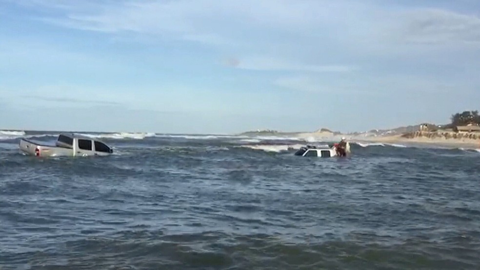 Acidente aconteceu em uma praia em Aquiraz na Região Metropolitana de Fortaleza (Foto: Reprodução/TV Verdes Mares)