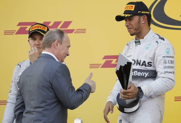 Vladmir Putin parabeniza Lewis Hamilton pela vitória no GP da Rússia (Foto: Reuters)