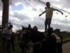Após ocupação no Lins, crianças brincam com cavalo da PM do RJ
