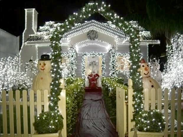 Casa da família Trevisan é conhecida como "Casa do Papai Noel" em Marília, SP (Foto: Reprodução/TV Tem)