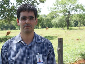 Paulo Cançado, pesquisador da Embrapa Gado de Corte que estuda a mosca-dos-estábulos (Foto: João Costa/Embrapa Gado de Corte)