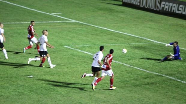 Carlos Alberto bate para fazer o segundo gol do Mogi (Foto: Geraldo Bertanha/ Assessoria do Mogi Mirim)