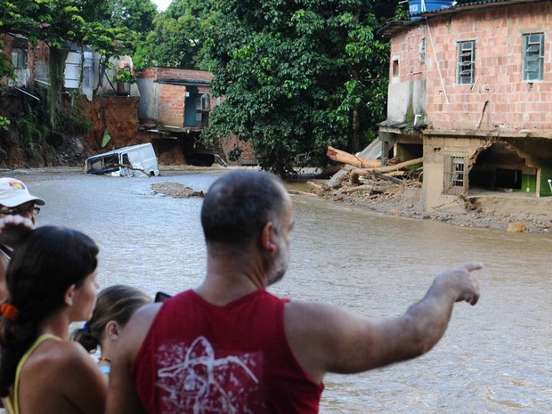 5 de janeiro - Rescaldo da destruição causada pelas chuvas no distrito de Xerém, em Duque de Caxias (Foto: Adriano Lima/Brazil Photo Press/Estadão Conteúdo)