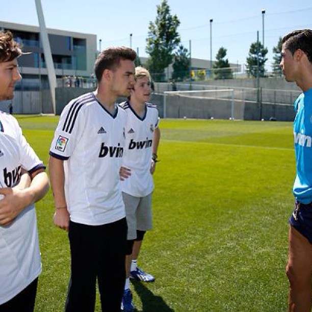 Cristiano Ronaldo com o One Direction (Foto: Instagram / Reprodução)