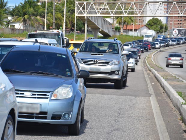 O trânsito ficou lento no local e até as 15h ainda não estava totalmente liberado, com uma das faixas da rodovia interditada. (Foto: Walter Paparazzo/G1)