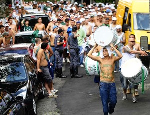 Torcida do Palmeiras chega ao Pacaembu (Foto: Marcos Ribolli / Globoesporte.com)
