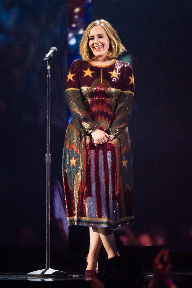 LONDON, ENGLAND - FEBRUARY 24: (EDITORIAL USE ONLY)  Adele perfoms live on stage at the Brit Awards 2016 at The O2 Arena on February 24, 2016 in London, England.  (Photo by Samir Hussein/Redferns) (Foto: Redferns)