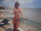 Paris Hilton posta foto de biquíni de zebra em Ibiza