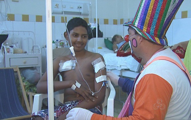 Palhaço Peteleco leva alegria e sorrisos para criança em tratamento contra o câncer (Foto: Bom Dia Amazônia)