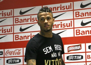 Léo é apresentado no Inter (Foto: Diego Guichard/GloboEsporte.com)