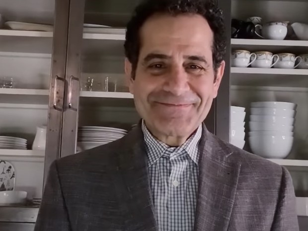 Tony Shalhoub revive personagem Monk (Foto: Reprodução/YouTube) Tony Shalhoub revive personagem Monk (Foto: Reprodução/YouTube)