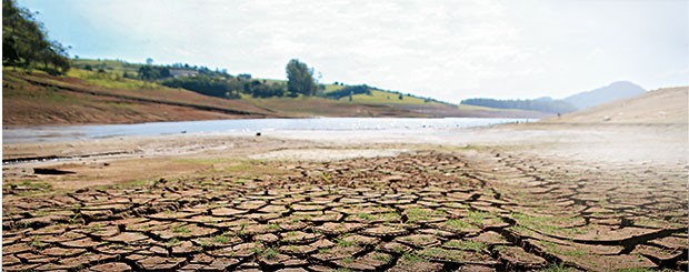 CADÊ A ABUNDÂNCIA? Reservatório do Sistema Cantareira em Bragança Paulista. A crise mostra como o país precisa mudar  a forma como  lida com a água (Foto: Luis Moura/Estadão Conteúdo)