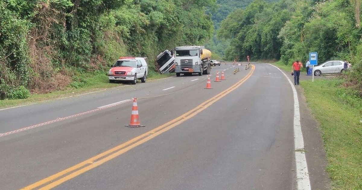 G1 RS 115 é bloqueada entre Três Coroas e Gramado após caminhão