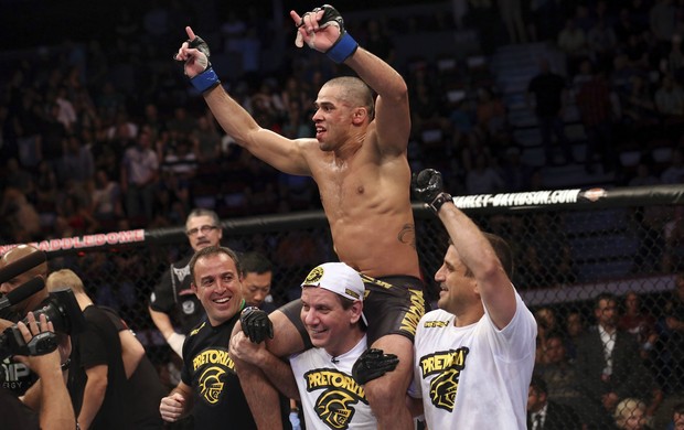 Renan Barão comemora conquista do cinturão com Jair Lourenço e Dedé Pederneiras (Foto: Divulgação/UFC)