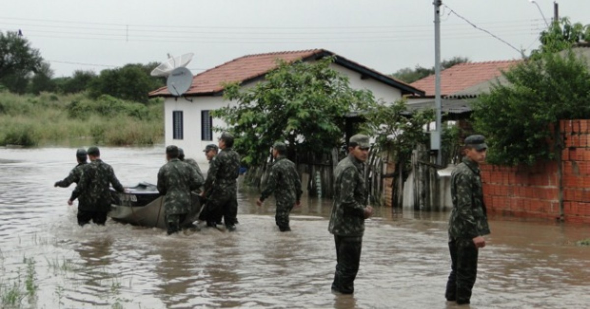 G1 - Chuva deixa 13 famílias desabrigadas em Porto Murtinho, MS