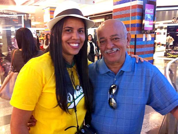 Gabriela Franco e o pai, Alfredo Franco, que são do Equador, mas moram em Nova York. Eles vieram para o Brasil para acompanhar a seleção de seu país na Copa (Foto: Lucas Nanini/G1)