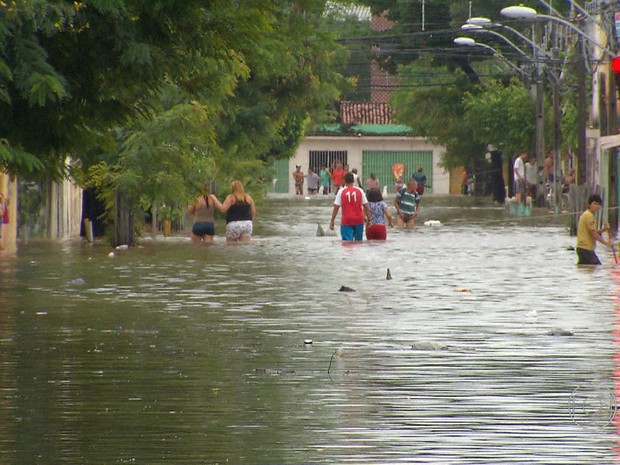 Na Rua Hélio Brandão, no bairro do Ipsep, os moradores andaram com a água na altura da cintura.  (Foto: Reprodução / TV Globo)