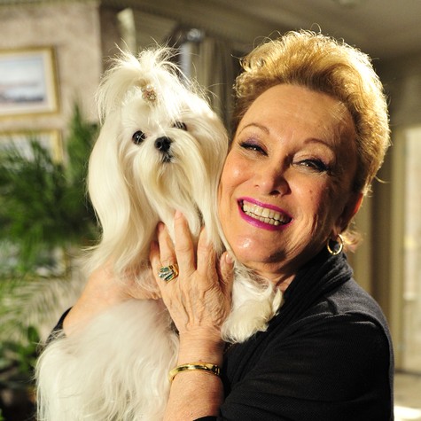 Nicette Bruno em cena com a cadela Emily, em 'Salve Jorge' (Foto: Alex Carvalho/TV Globo)