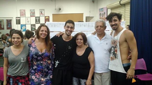 Produção e atores de Mamonas Assasinas - O Musical encontram familia dos músicos (Foto: Divulgação)