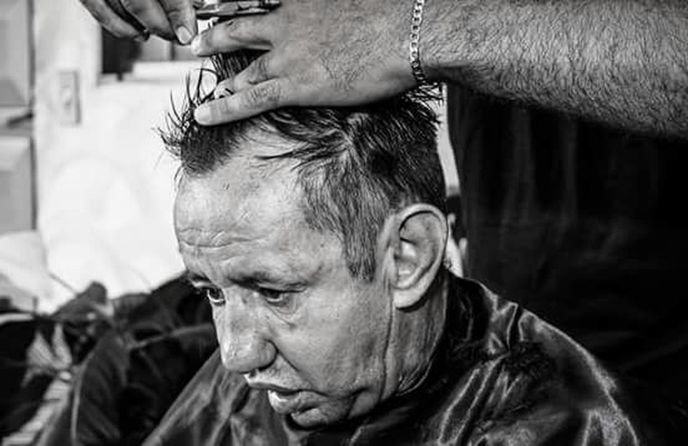 Idosos ganharam corte de cabelo durante a ação (Foto: Jean Galvão/ Divulgação )